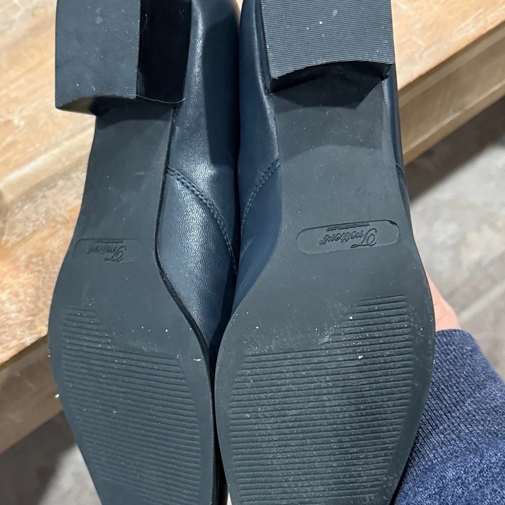 Trotters  Navy Leather Heels sz 8 1/2 N